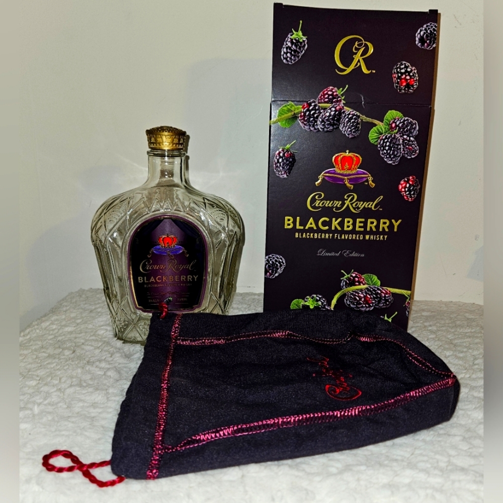 👑 Crown royal blackberry whiskey box, bottle, and bag. 👑 No whiskey/alcohol.